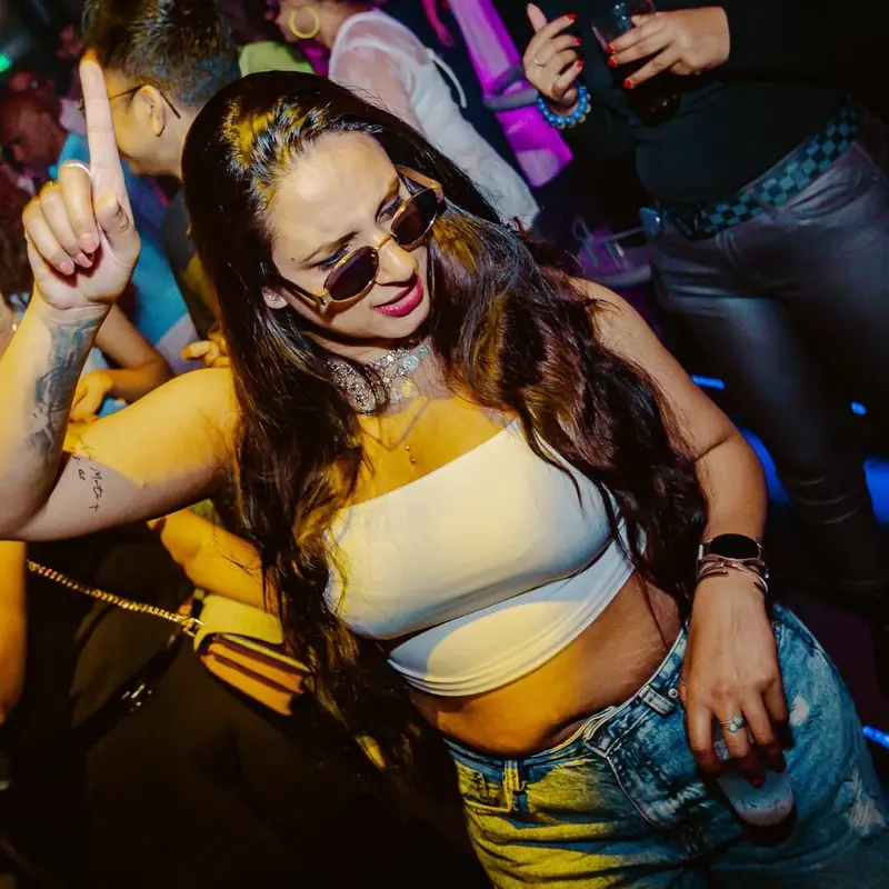Guest in sunglasses dancing at HEY DESI, Melkweg Amsterdam
